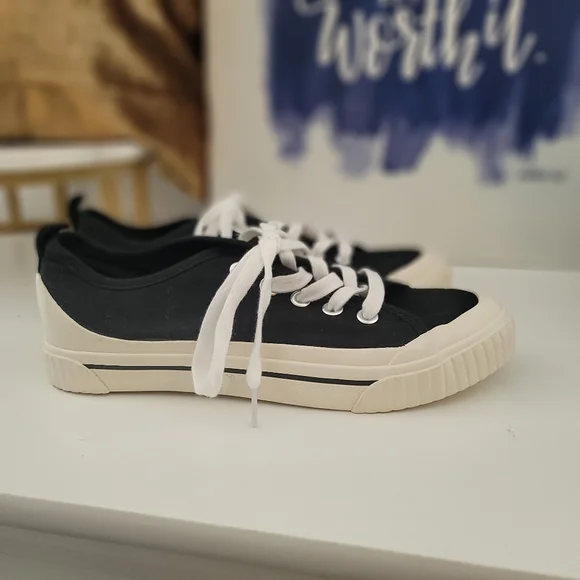 Esprit NWOT Black Canvas Cream Rubber Sneakers Women Size 9 - Picture 3 of 11